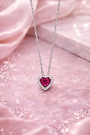 Kalbimde Işıntı – Kırmızı Taşlı Gümüş Kalp Kolye