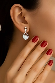 Zarif Mineli ve Taş Detaylı Küpe